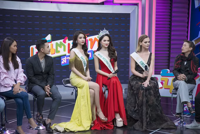 Tại buổi giao lưu, Hương Giang đã có những chia sẻ về hành trình tham gia cuộc thi và cảm xúc khi đăng quang. Cô cũng nói về những kế hoạch sắp tới trên cương vị tân Hoa hậu. Hương Giang giao tiếp hoàn toàn bằng tiếng Anh.