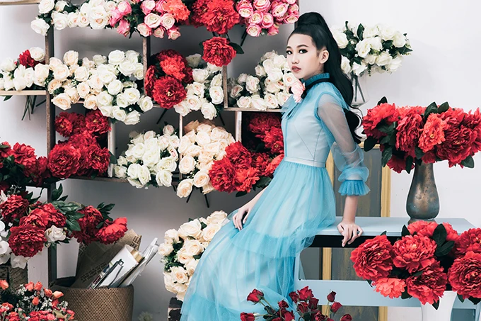 Mẫu nhí 13 tuổi cao 1m70 khoe dáng với váy dạ hội