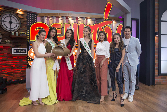 Ba cô gái chụp ảnh cùng những người thực hiện chương trình. Ba cô gái chụp ảnh cùng những người thực hiện chương trình.