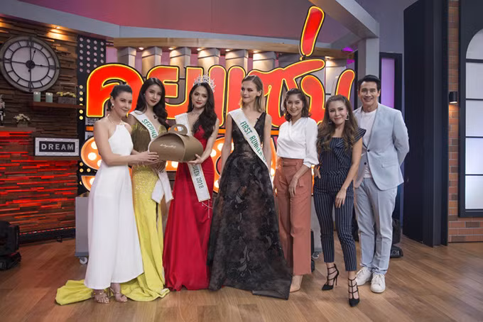 Ba cô gái chụp ảnh cùng những người thực hiện chương trình.