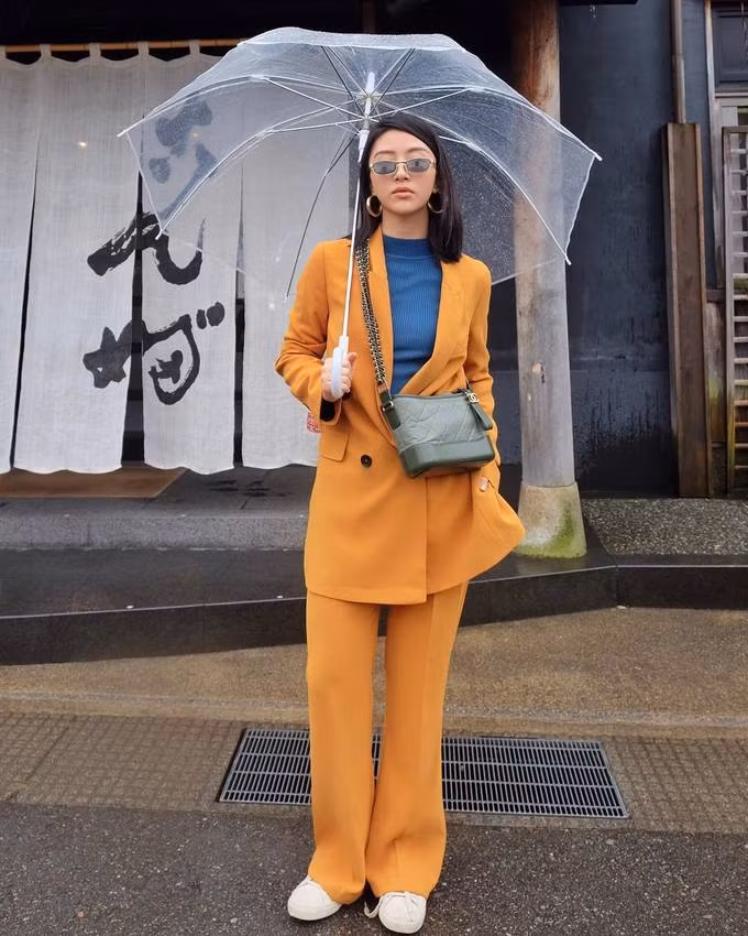 Diện gam vàng mustard bắt mắt như Quỳnh Anh Shyn