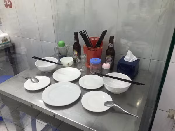 Chủ quán bún chả Hương Liên: ‘Cho bàn ghế ông Obama ngồi vào lồng kính là làm theo ý tưởng của khách’ ảnh 4