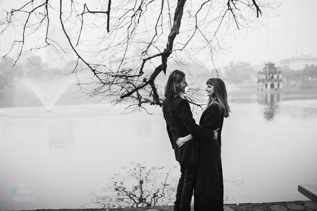 Tùng chia sẻ thêm, bộ ảnh mất khoảng 10 ngày để lên ý tưởng sau đó mới chụp. Nhìn ảnh, nhiều người ngỡ rằng đó là bộ ảnh cưới nhưng thực tế đây chỉ là một bộ ảnh kỷ niệm tình yêu của cặp đôi này.