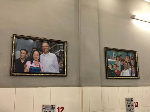 Chủ quán bún chả Hương Liên: ‘Cho bàn ghế ông Obama ngồi vào lồng kính là làm theo ý tưởng của khách’ ảnh 6