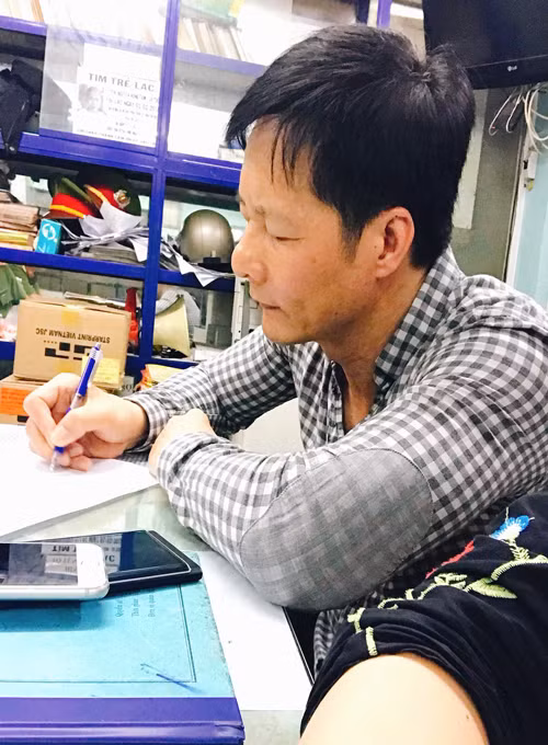 Ông Nguyễn Đức An viết trình báo tại công an. Ảnh:Phan Thảo Ông An viết trình báo tại công an. Ảnh; Phan Thảo