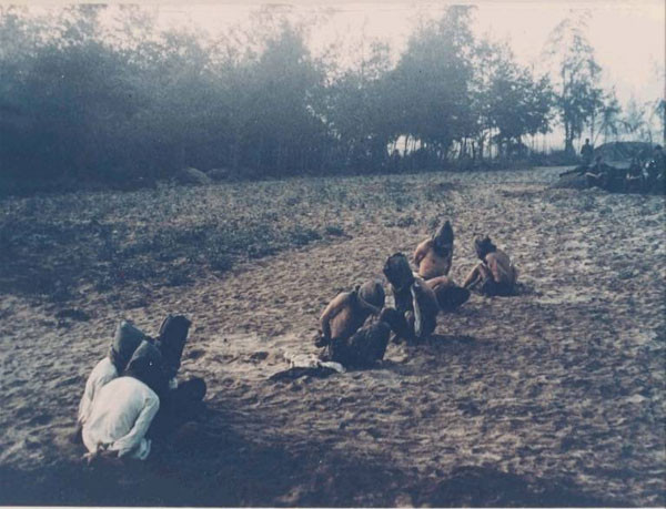 .Lính Mỹ xả súng bằng các loạt đạn không ngừng vào bất kỳ điểm nào mà chúng nghi có đối phương.