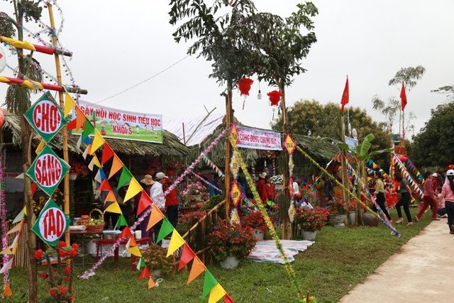 Những gian hàng trưng bày đặc sản của địa phương có sự phối hợp giữa phụ huynh và nhà trường là một trong những ấn tượng của Ngày hội học sinh Tiểu học. Những gian hàng trưng bày đặc sản của địa phương có sự phối hợp giữa phụ huynh và nhà trường là một trong những ấn tượng của Ngày hội học sinh Tiểu học.