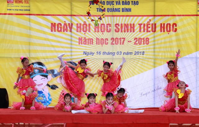 Tiết mục văn nghệ của các em học sinh chào mừng Ngày hội học sinh Tiểu học. Tiết mục văn nghệ của các em học sinh chào mừng Ngày hội học sinh Tiểu học.