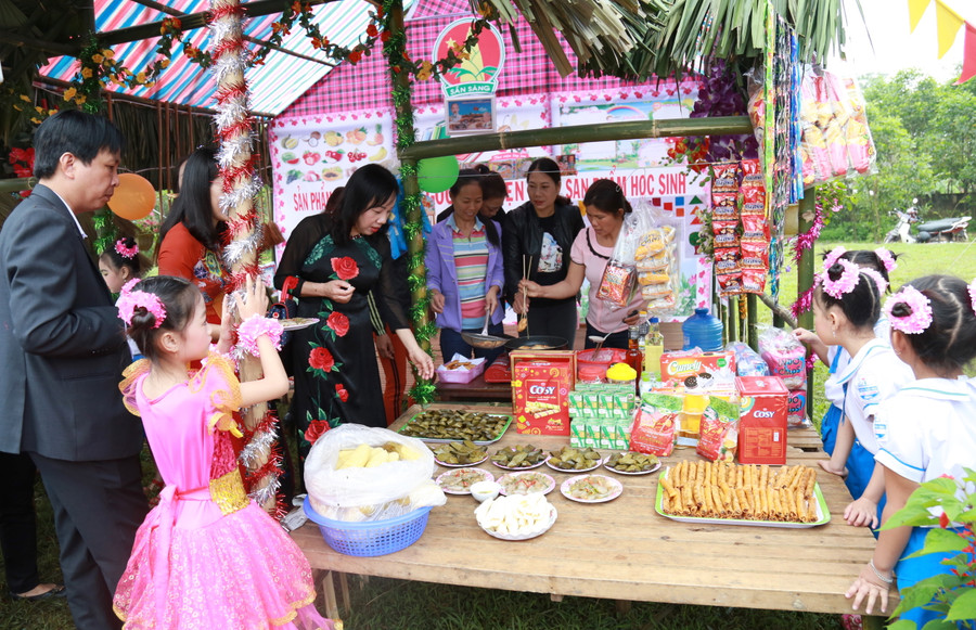 Quang cảnh tấp nập của “chợ quê” trong ngày hội học sinh Tiểu học. Quang cảnh tấp nập của “chợ quê” trong ngày hội học sinh Tiểu học.