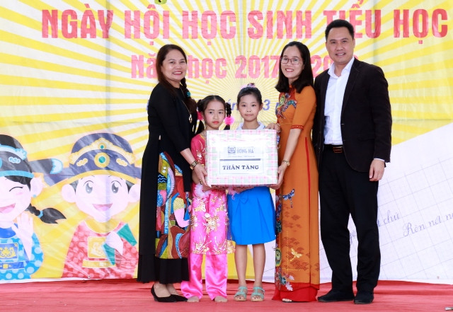 Lãnh đạo tổng công ty Hồng Hà và đại diện chi nhánh Quảng Bình tặng quà cho học sinh của trường Tiểu học Mai Thuỷ. Lãnh đạo tổng công ty Hồng Hà và đại diện chi nhánh Quảng Bình tặng quà cho học sinh của trường Tiểu học Mai Thuỷ.