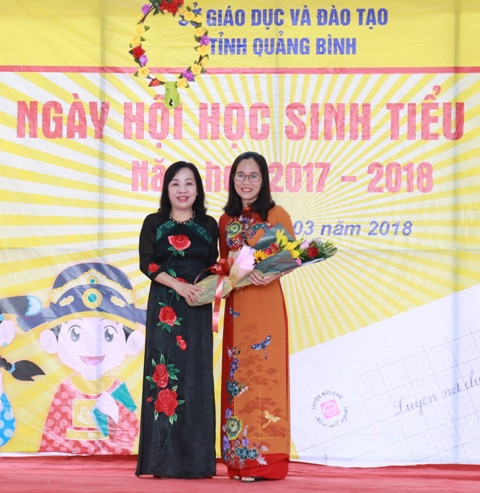 Bà Trần Thị Hương, phó giám đốc Sở GD&ĐT tỉnh Quảng Bình tặng hoa cho đại diện trường TH Mai Thuỷ (Lệ Thuỷ - Quảng Bình). Bà Trần Thị Hương, phó giám đốc Sở GD&ĐT tỉnh Quảng Bình tặng hoa cho đại diện trường TH Mai Thuỷ (Lệ Thuỷ - Quảng Bình).