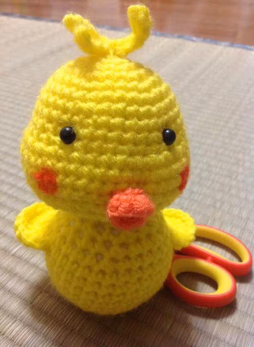 Ngoài bãi đỗ xe tự chế, chị Chi còn móc nhiều đồ chơi bằng len cho các con.