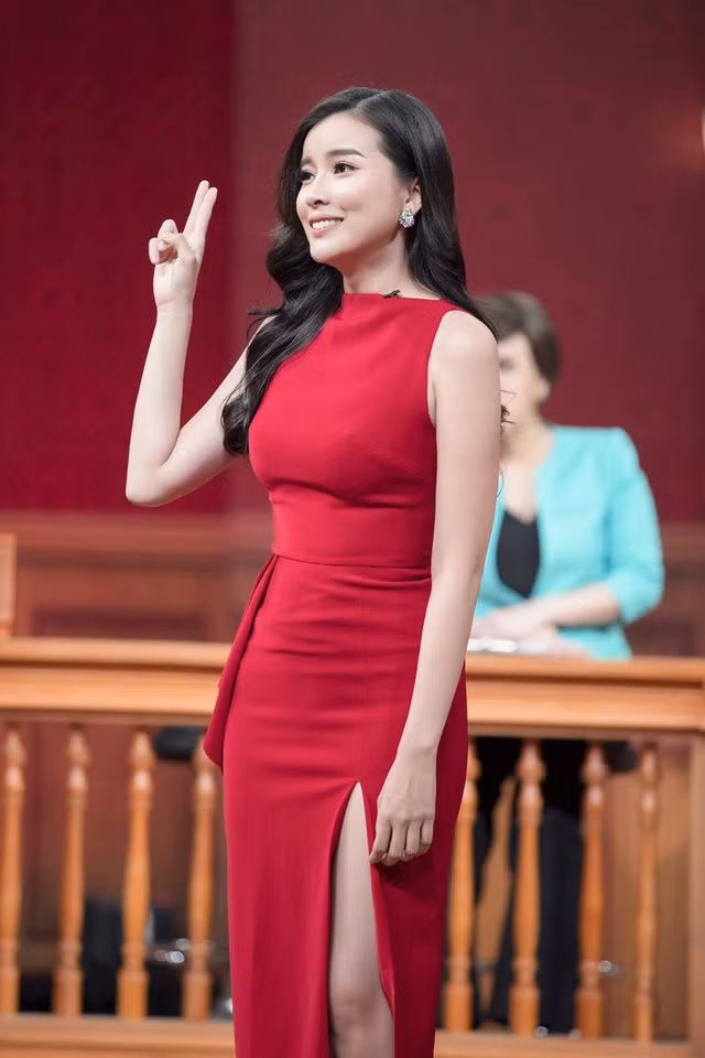  Cô “Kim Oanh thủ đoạn” trong “Đồng tiền quỷ ám” chia sẻ, cô có khoảng thời gian độc thân vừa đủ dài để sẵn sàng tìm hiểu và bước vào mối quan hệ mới. 