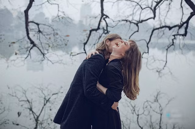 Liên hệ với người thực hiện bộ ảnh này, anh Trịnh Văn Tùng cho biết, sự ra đời của bộ ảnh là cơ duyên để cặp đôi vô tình ghé qua địa chỉ nhà anh. “Hôm đó, họ đi qua studio bên mình nên hỏi xin mật khẩu wifi. Sau đó, họ vào studio thì rất thích những tấm hình tại cửa hàng, họ ngỏ ý muốn mình chụp họ vài tấm về Hà Nội”, Tùng kể.