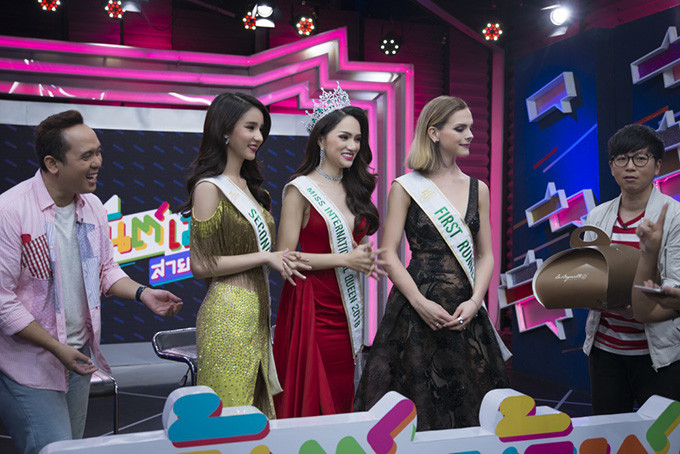 Chương trình đã dành tặng Hương Giang một món quà bất ngờ. Đó là đoạn video do ngôi sao The Face Thái Lan là Lukkade tự quay để chúc mừng cô đăng quang Hoa hậu. Chương trình đã dành tặng Hương Giang một món quà bất ngờ. Đó là đoạn video do ngôi sao The Face Thái Lan là Lukkade tự quay để chúc mừng cô đăng quang Hoa hậu.