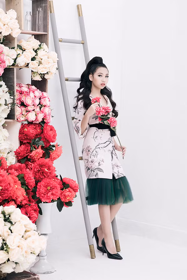 Bé Lan Vy sinh năm 2005 nhưng đã sở hữu chiều cao 170cm và nhiều thành tích đáng kể tại nhiều cuộc thi người mẫu nhí được tổ chức trong nước và quốc tế.