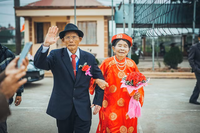 Bộ ảnh cưới kim cương của hai ông bà đã nắm tay qua 60 mùa xuân