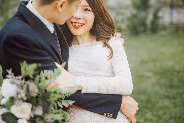 Hai bạn trẻ đã ở bên nhau được 2 năm trước khi quyết định về Việt Nam tổ chức lễ cưới tại Hà Tĩnh.