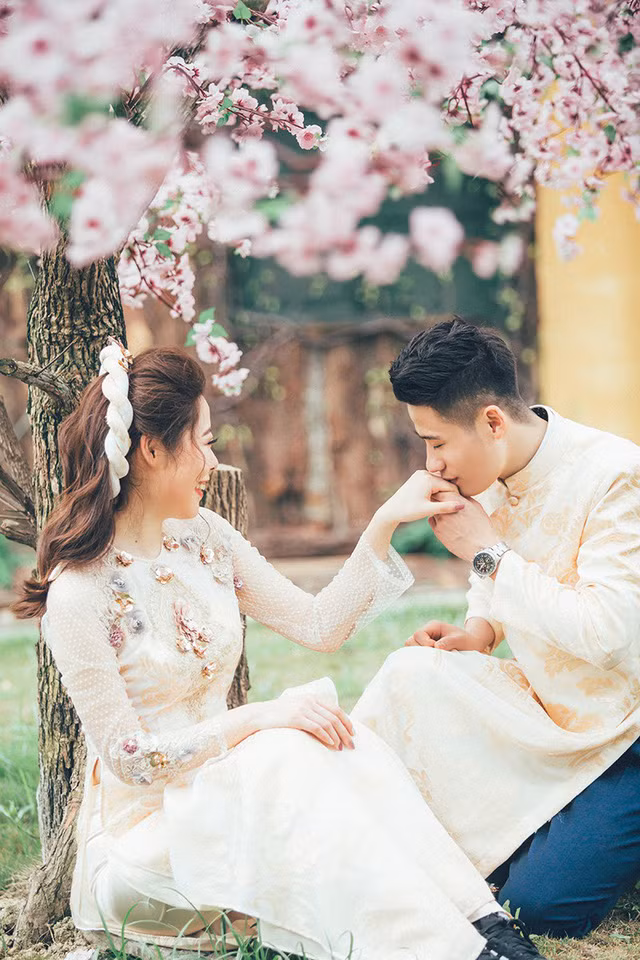 Hữu Kỳ là người chủ động làm quen với Haruka. Khi ấy, ấn tượng của cô gái Nhật với chàng trai Việt là người biết quan tâm, chăm sóc và yêu thương.