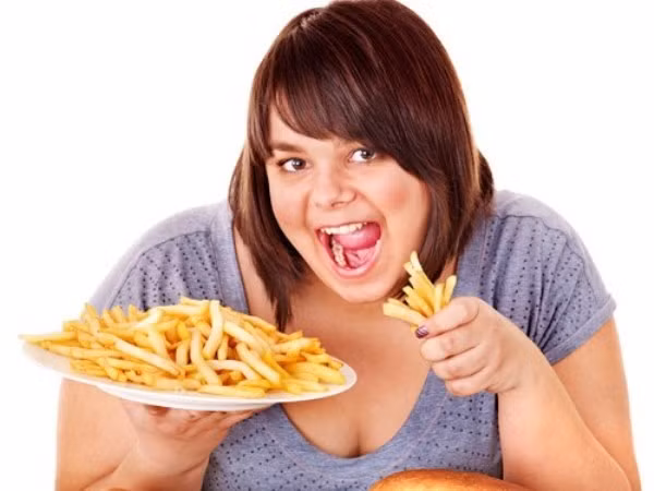 Người thừa cân, béo phì thường ăn rất ngon miệng, khiến người ăn cùng có xu hướng ăn nhiều hơn bình thường.