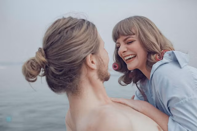 Mới đây trên mạng xã hội, một bộ ảnh của cặp đôi người nước ngoài được lan truyền mạnh mẽ. Điểm gây chú ý của bộ ảnh chính là khung cảnh vốn quen thuộc của Hà Nội bỗng nhiên trở nên lãng mạn, hữu tình đến như vậy.