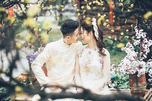 Takeuchi Haruka là một cô gái đến từ Nhật Bản, làm việc trong một nhà hàng. Cô vừa trở thành vợ của một chàng trai người Việt.