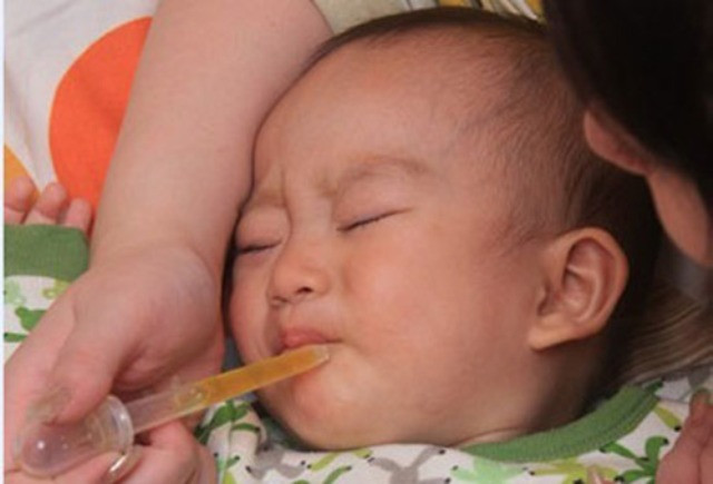 Sai lầm tai hại khi cho con uống thuốc các mẹ thường mắc phải