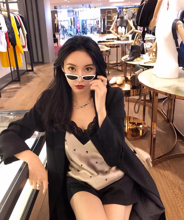 Ngay sau khi sinh, bà mẹ một con lấy lại được vóc dáng thon thả, quyến rũ.