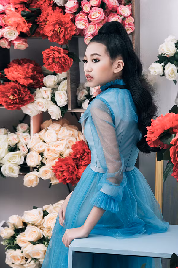 Trong bộ ảnh được thực hiện để khởi đầu một năm mới, thay vì trang phục theo phong cách nhí nhảnh, hồn nhiên cô bé được tạo dựng hình ảnh đẹp tựa thiếu nữ.