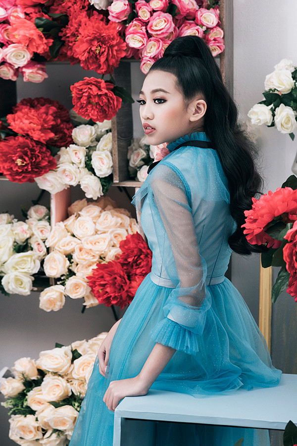 Trong bộ ảnh được thực hiện để khởi đầu một năm mới, thay vì trang phục theo phong cách nhí nhảnh, hồn nhiên cô bé được tạo dựng hình ảnh đẹp tựa thiếu nữ. Trong bộ ảnh được thực hiện để khởi đầu một năm mới, thay vì trang phục theo phong cách nhí nhảnh, hồn nhiên cô bé được tạo dựng hình ảnh đẹp tựa thiếu nữ.