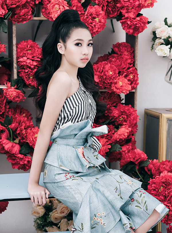 Những kiểu váy tạo khối ấn tượng và cắt may trên các chất liệu vải in hoa đậm chất nữ tính cũng được lựa chọn cho Lan Vy. Những kiểu váy tạo khối ấn tượng và cắt may trên các chất liệu vải in hoa đậm chất nữ tính cũng được lựa chọn cho Lan Vy.