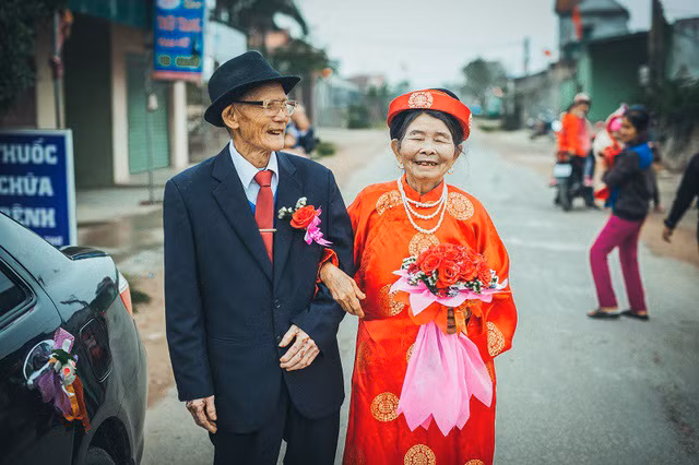 Nhân vật chính của đám cưới đặc biệt ở Nghệ An khiến nhiều người ngưỡng mộ đó là cụ ông Văn Huy Quởng (sinh năm 1935) và cụ bà Nguyễn Thị Tiểm (sinh năm 1937).