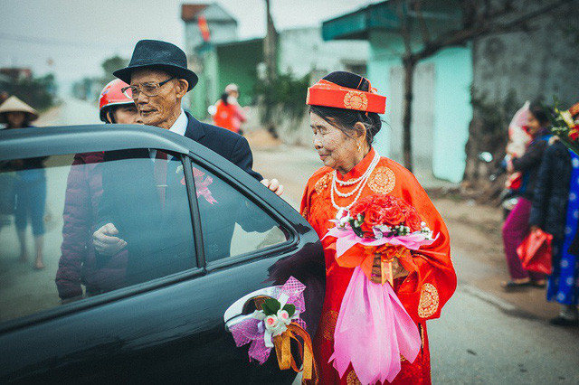 Được biết, cụ Quởng và cụ Tiểm đã nắm tay nhau cùng trải qua 60 mùa Xuân, đến nay cả hai cụ đã có đầy đủ cháu chắt nội ngoại với 10 người con gồm cả trai gái, dâu rể, 12 người cháu và 1 chắt.