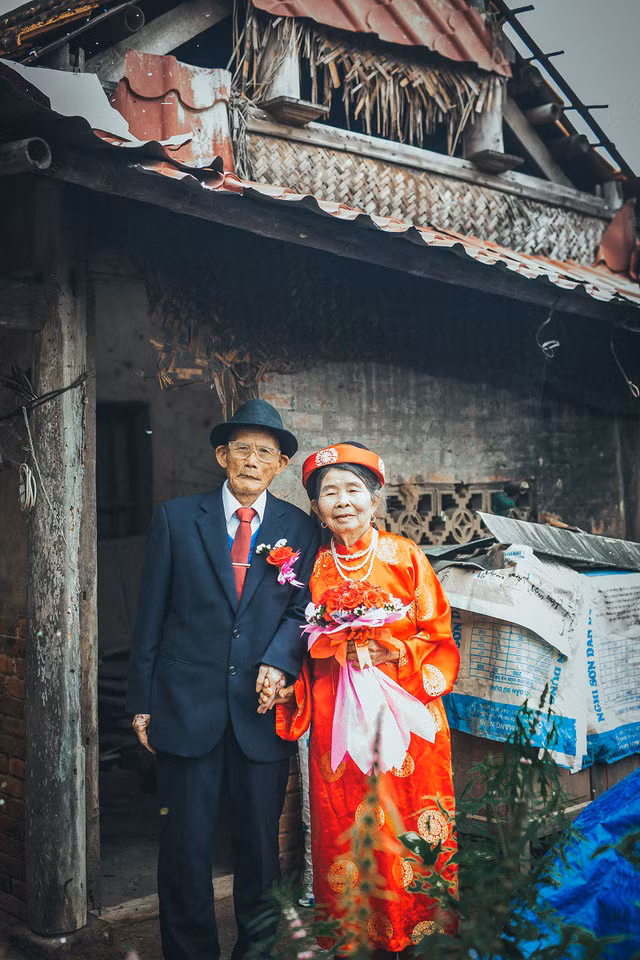 “Hôm đó mình có lịch chạy xe hoa chở ông bà từ nhà lên ủy ban phường để tổ chức đám cưới cùng gần 20 cụ khác. Buổi sáng hôm đó mình còn 1 lịch chụp phóng sự cưới nữa cho khách nên lúc đi chở ông bà mình không mang máy theo.