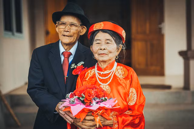 Đến nơi thấy người nhà đang ngồi nói chuyện và trang điểm cho bà mình thấy ngưỡng mộ, xúc động trước hình ảnh đó nên cầm điện thoại chụp được mấy tấm hình. Hỏi người nhà là có thuê ai chụp ảnh không thì thấy bảo không thuê ai nên mình gọi người nhà mang máy ảnh lên cho mình chụp.