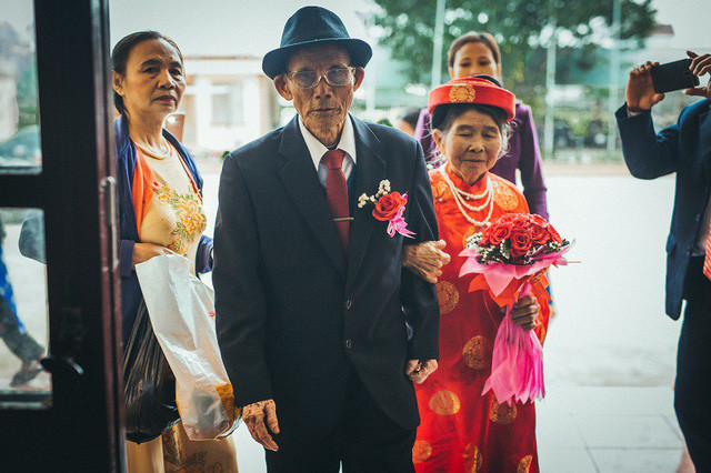 Bộ ảnh cưới kim cương của hai ông bà đã nắm tay qua 60 mùa xuân ảnh 11