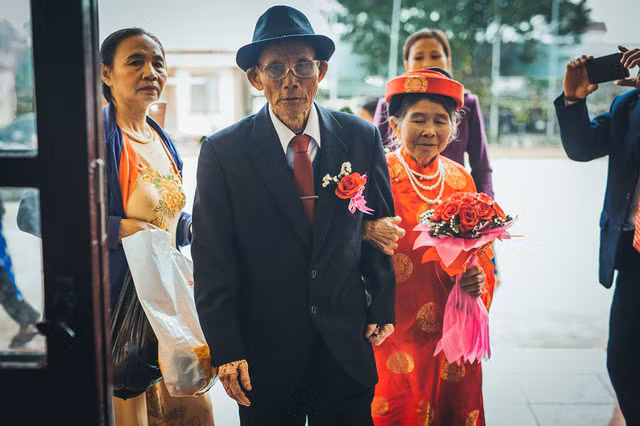 Bộ ảnh cưới kim cương của hai ông bà đã nắm tay qua 60 mùa xuân ảnh 11