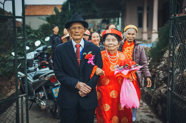 Bộ ảnh cưới kim cương của hai ông bà đã nắm tay qua 60 mùa xuân ảnh 3