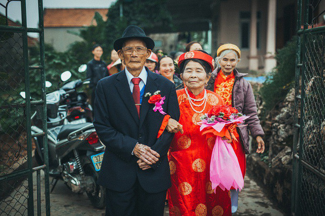 Bộ ảnh cưới kim cương của hai ông bà đã nắm tay qua 60 mùa xuân ảnh 3