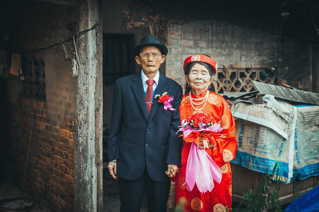 Lễ cưới được tổ chức tại hội trường ủy ban phường Quỳnh Dị (Hoàng Mai, Nghệ An) trong sự chứng kiến của gia đình, bà con hàng xóm. Tình cờ nhận chạy xe hoa cho hai cụ từ nhà lên hội trường, anh Hồ Đức Việt đã may mắn ghi lại khoảnh khắc hạnh phúc của hai cụ.