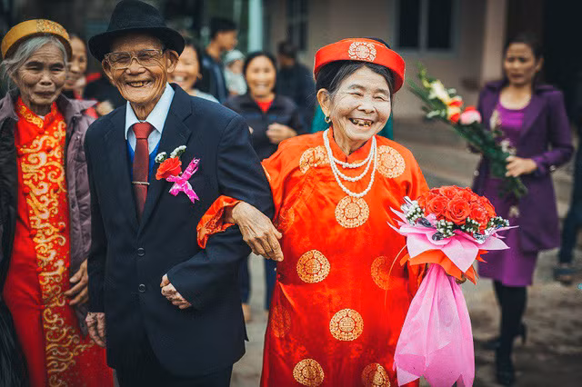 Bộ ảnh cưới kim cương của hai ông bà đã nắm tay qua 60 mùa xuân ảnh 12