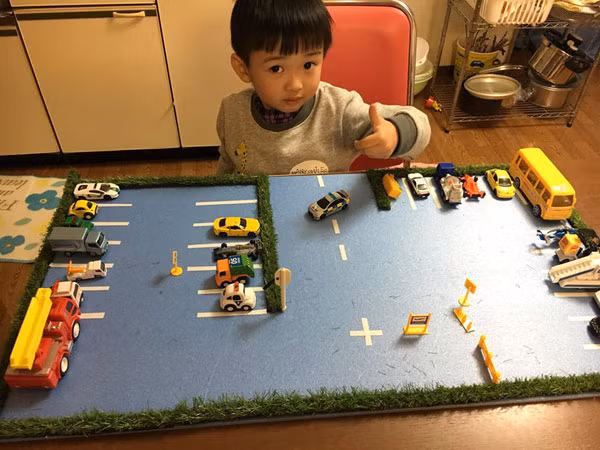 Mẹ Việt chỉ tốn 45 nghìn đồng để chế bãi đỗ ôtô đồ chơi cho con trai