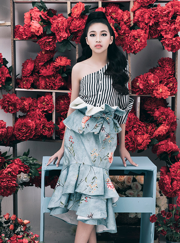 Cùng với các kiểu váy theo phong cách hiện đại, lối trang điểm và làm tóc cũng được chăm chút tỉ mỉ để giúp người mẫu nhí tạo nên ấn tượng trong từng shoot hình. Cùng với các kiểu váy theo phong cách hiện đại, lối trang điểm và làm tóc cũng được chăm chút tỉ mỉ để giúp người mẫu nhí tạo nên ấn tượng trong từng shoot hình.