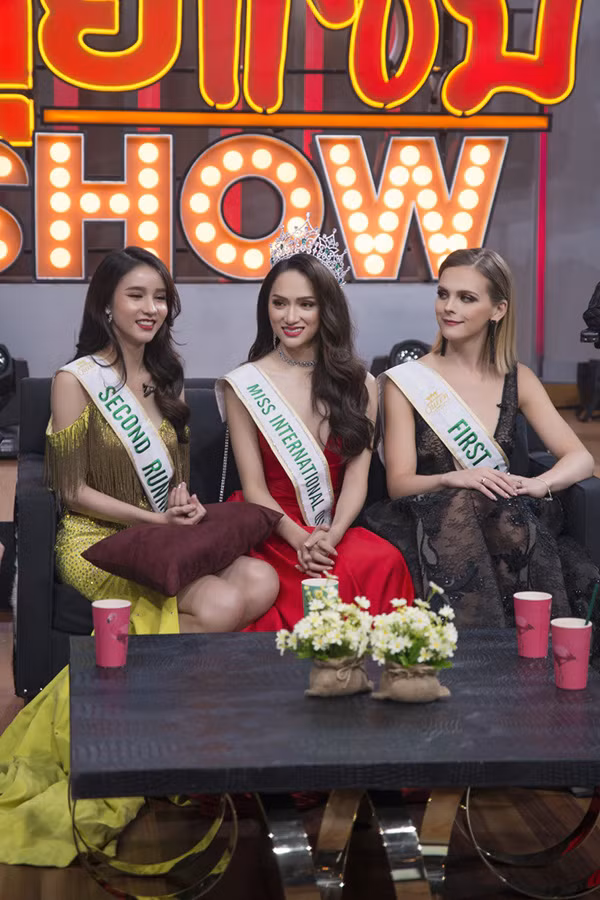 Ba người đẹp cũng có nhiều cơ hội gần gũi, trò chuyện nên càng trở nên thân thiết.