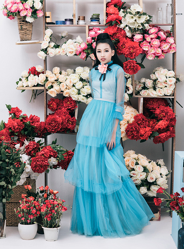 Trang phục dạ hội lộng lẫy với những sắc màu rực rỡ được chọn lựa để giúp mẫu nhí khoe dáng thanh lịch như những nàng công chúa trong cổ tích. Trang phục dạ hội lộng lẫy với những sắc màu rực rỡ được chọn lựa để giúp mẫu nhí khoe dáng thanh lịch như những nàng công chúa trong cổ tích.