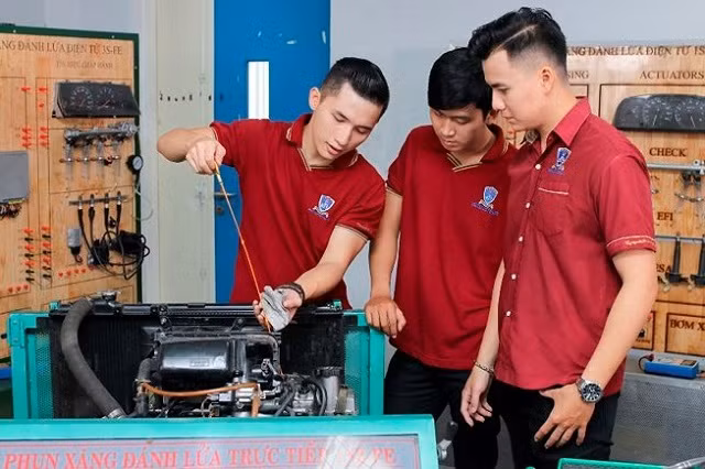 Sinh viênTrường ĐH Nguyễn Tất Thành Sinh viênTrường ĐH Nguyễn Tất Thành