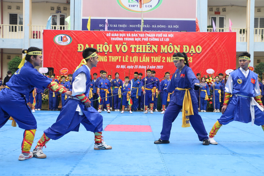 Tiết mục biểu diễn khí công kungfu Ngự thiết công do nữ sinh Trần Ngọc Thư lớp 11A1 dùng yếu huyệt đẩy cong thanh sắt phi 10. Tiết mục biểu diễn khí công kungfu Ngự thiết công do nữ sinh Trần Ngọc Thư lớp 11A1 dùng yếu huyệt đẩy cong thanh sắt phi 10.