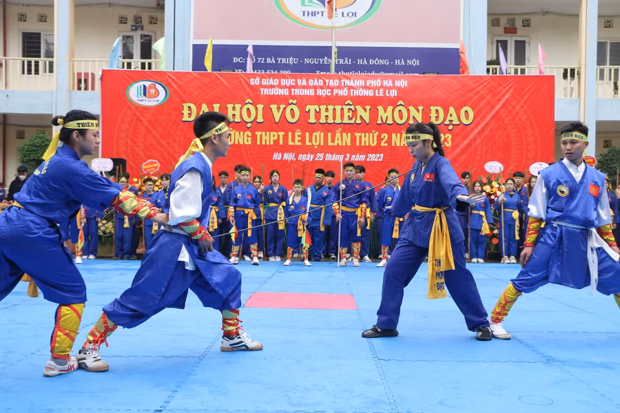 Tiết mục biểu diễn khí công kungfu Ngự thiết công do nữ sinh Trần Ngọc Thư lớp 11A1 dùng yếu huyệt đẩy cong thanh sắt phi 10.