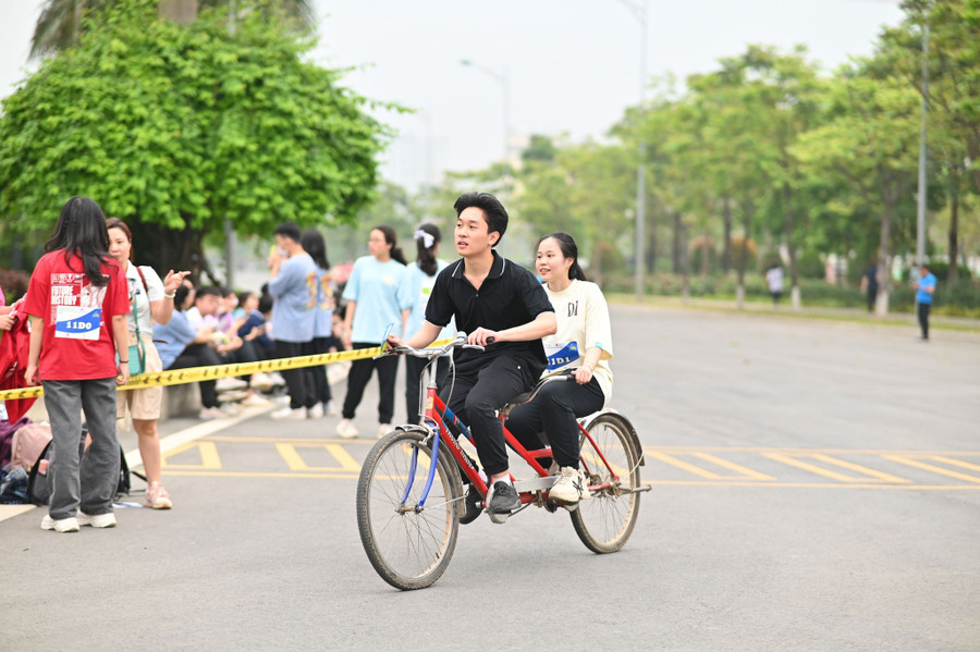 Bộ môn đạp xe đạp đôi thu hút nhiều học sinh cùng tham gia. Bộ môn đạp xe đạp đôi thu hút nhiều học sinh cùng tham gia.