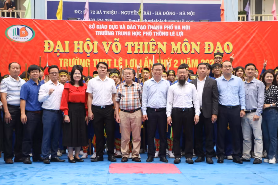 Các đại biểu chụp ảnh trước khi các đội vào thi đấu các nội dung tại đại hội.